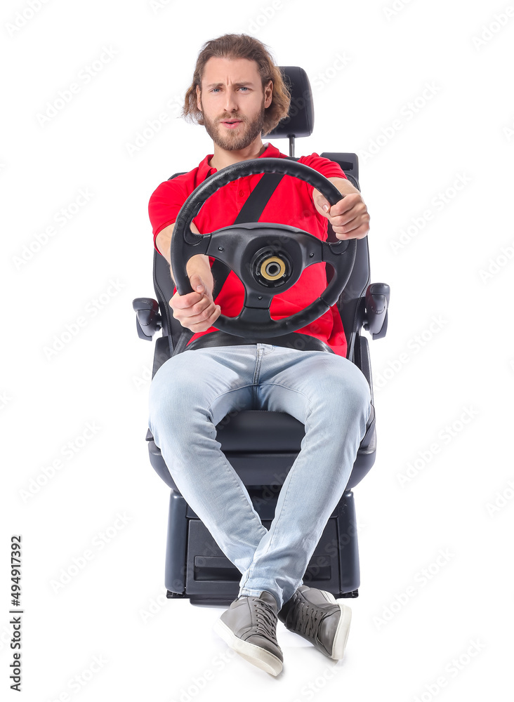 情绪激动的男人坐在汽车座椅上，方向盘在白色背景上