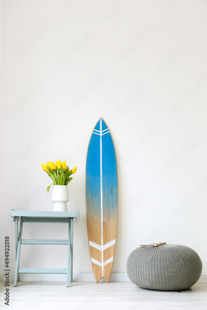 光墙附近的冲浪板、桌子和垫子