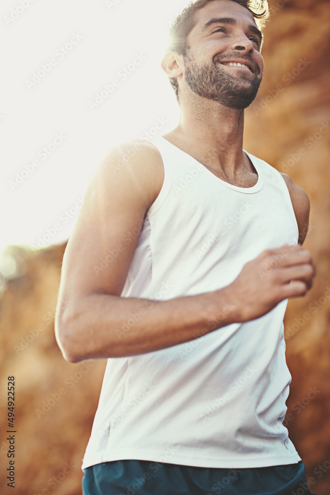 多么适合跑步的一天。一张年轻人外出跑步的照片。