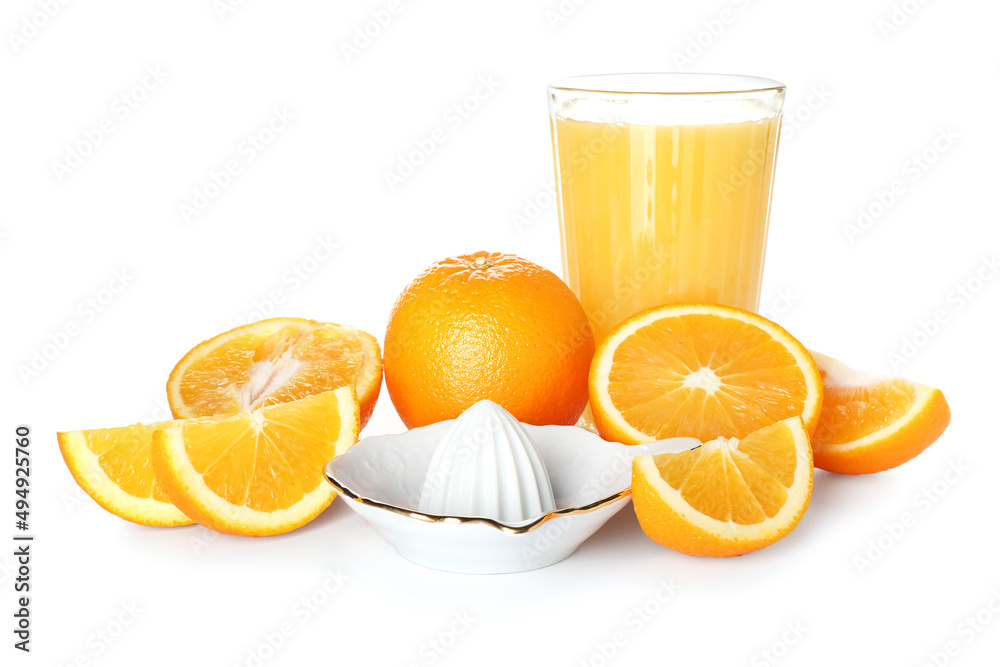 陶瓷榨汁机，一杯白底果汁和橙子