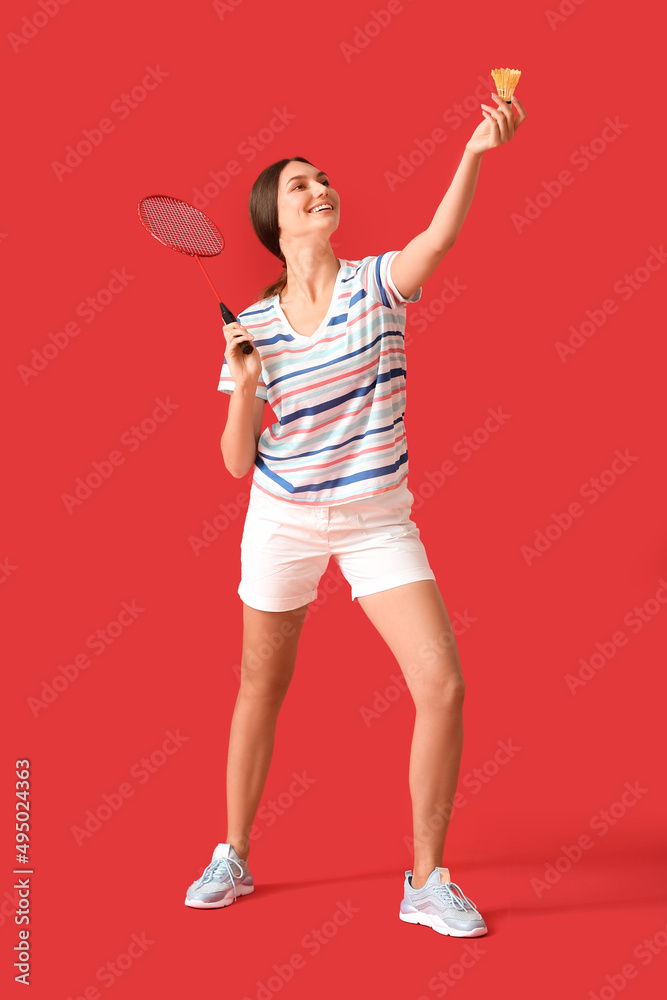 彩色背景下的运动型女子羽毛球运动员