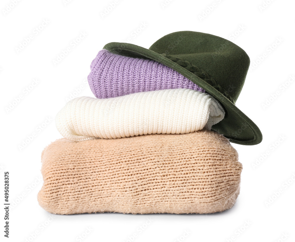 白色背景下的毛衣和毡帽堆叠