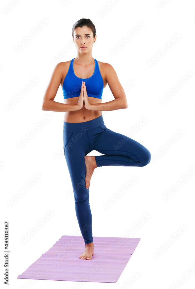 完美平衡。一位运动型年轻女子在白色背景下练习瑜伽的肖像。