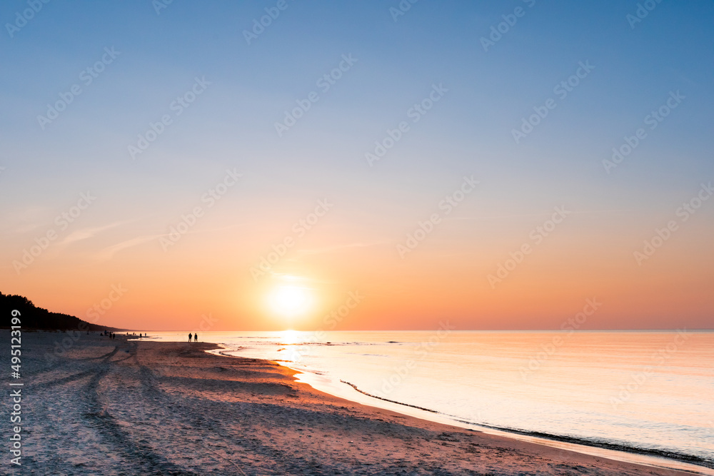 沙滩沙滩上晴朗的日落天空