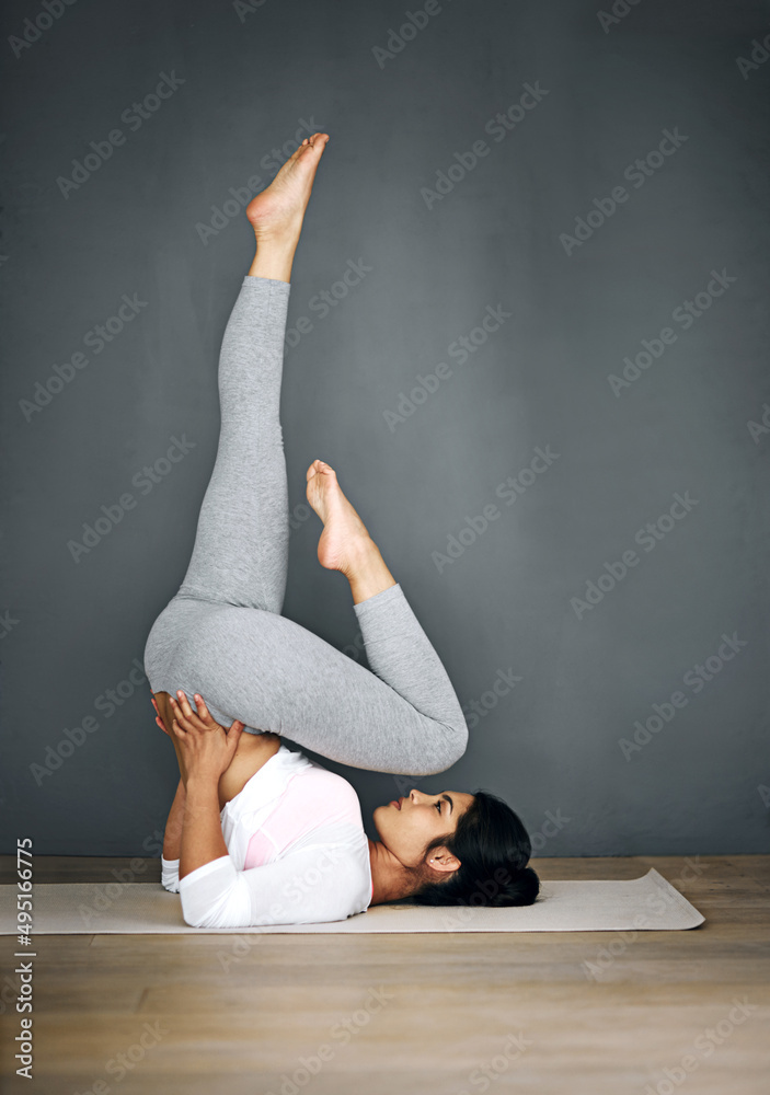 保持身体平衡。一个灵活的年轻女子做瑜伽的镜头。