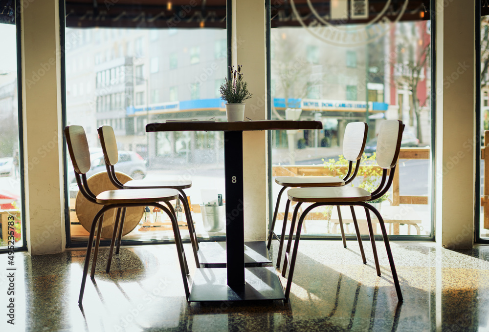 你可以坐在餐厅的任何地方。餐厅里一张空桌子和椅子的照片。