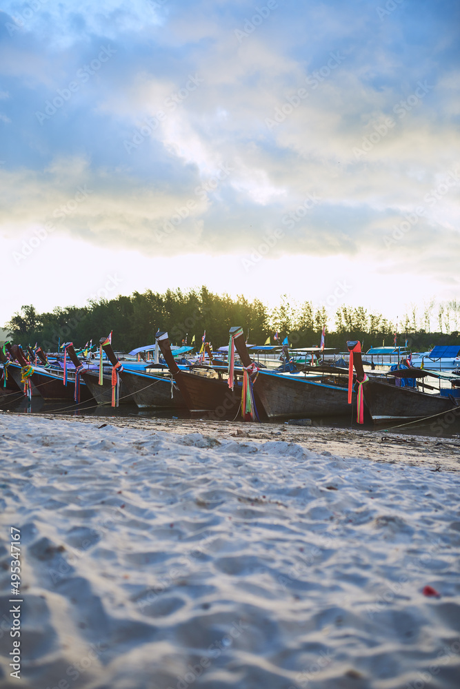 每艘船都有自己的故事。拍摄的是泰国海滩上休息的传统木船。