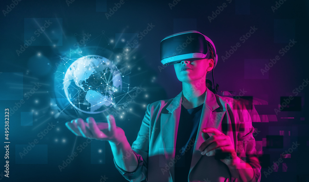 戴VR虚拟现实护目镜的女人