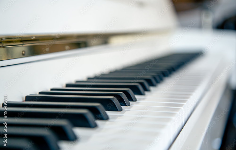 白色钢琴键的特写，音乐背景。