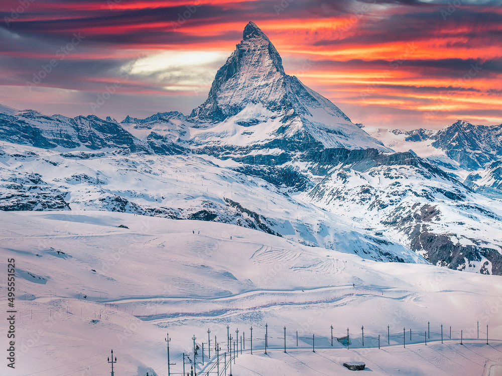 瑞士采尔马特山谷和马特洪峰清晨鸟瞰图