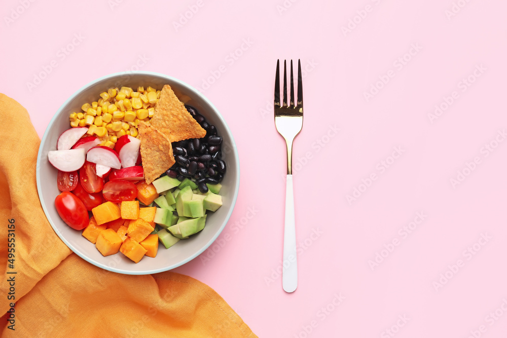一碗美味的墨西哥蔬菜沙拉，粉底黑豆、萝卜和玉米片