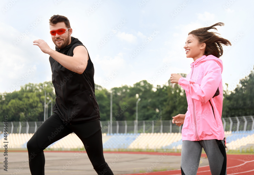 运动型年轻夫妇在体育场跑步