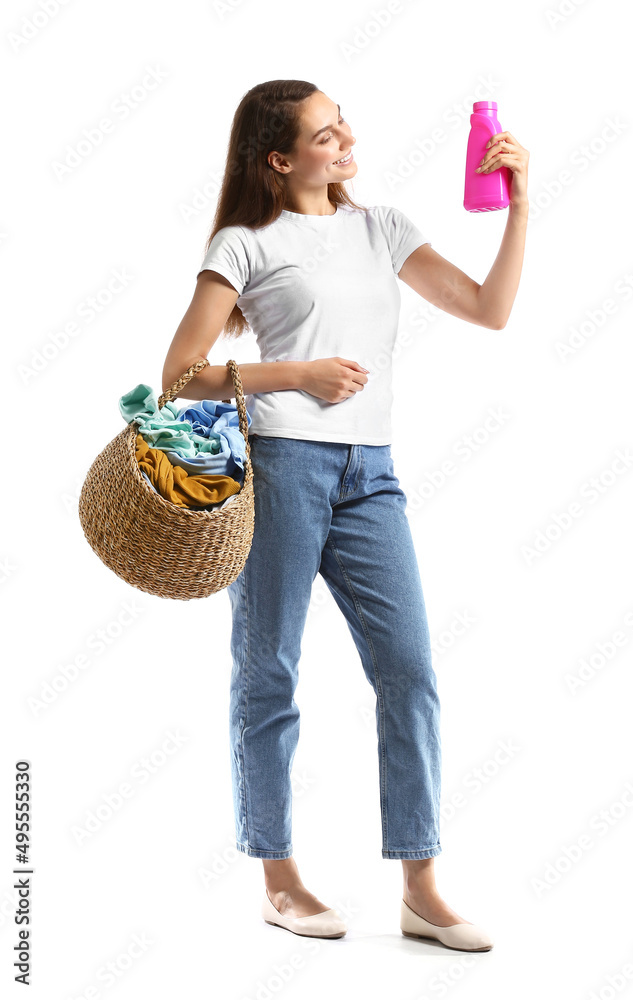 美丽的女人拿着柳条篮子，篮子里有白色背景的衣物和洗涤剂