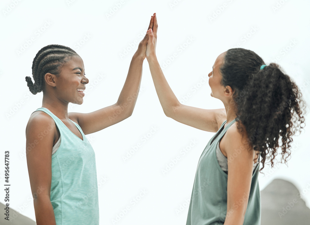 击掌健身。两名年轻女子在na健身时互相击掌的镜头