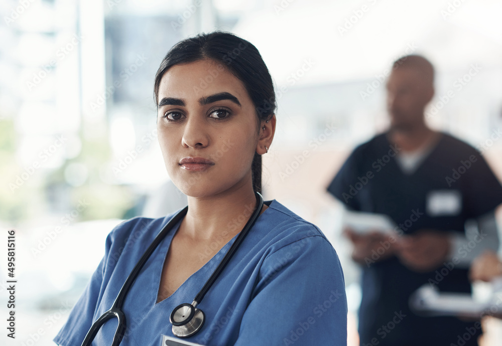 医生不仅仅是我的前缀，它是我的超能力。一张年轻女医生站在办公室的照片。