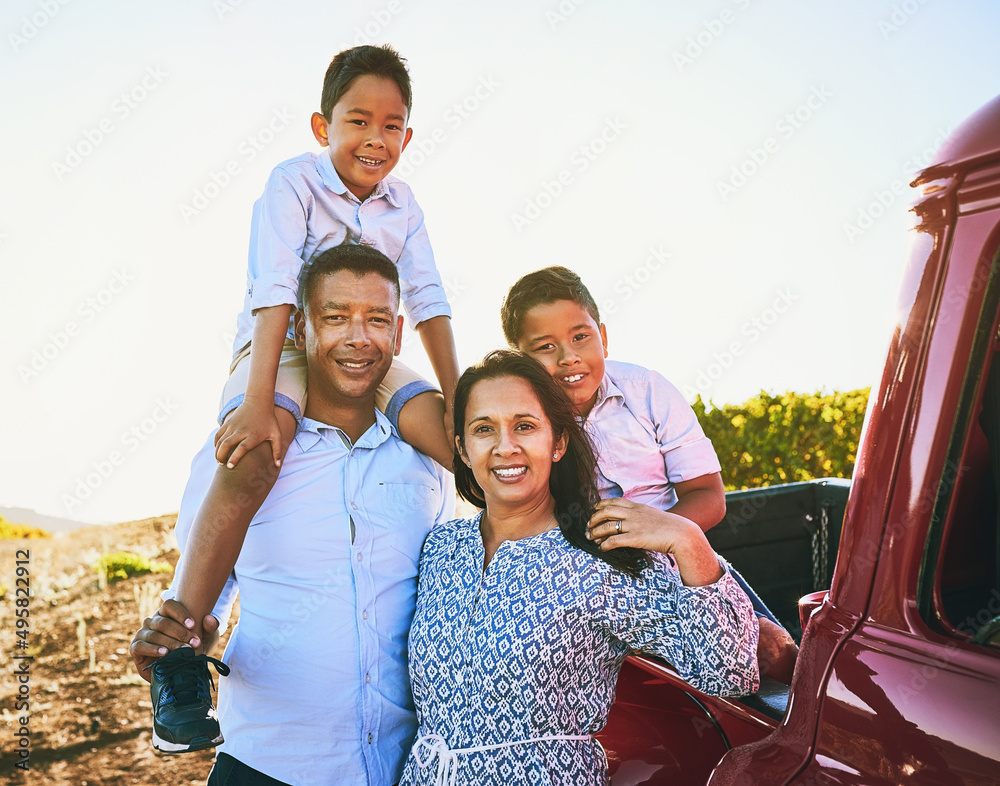 与家人一起进行公路旅行。一个快乐的家庭在nex外面合影的照片