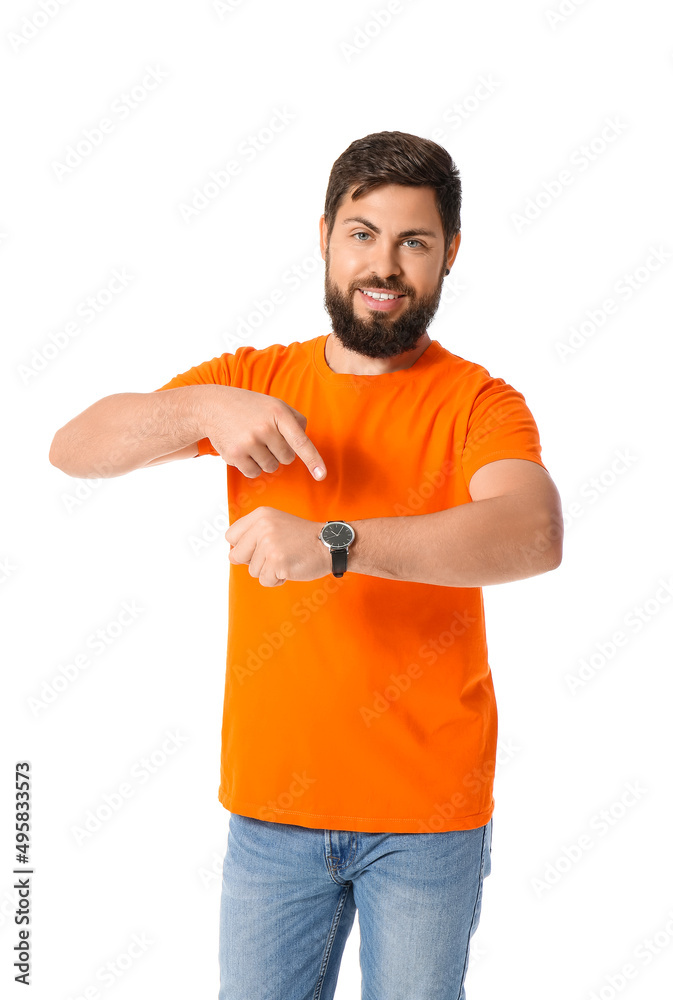 身穿橙色t恤的英俊男子指着白底手表