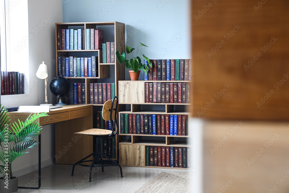 家庭图书馆的书架单元，配有书籍和时尚的工作场所