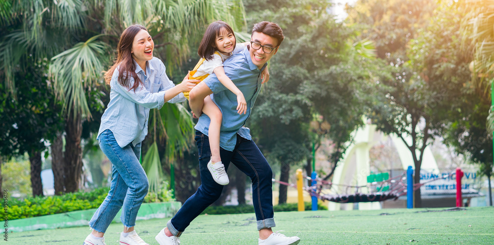 年轻的亚洲家庭在公园玩耍的画面
