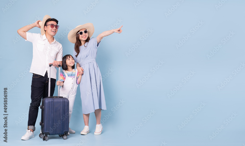 年轻亚洲家庭旅游概念背景的形象