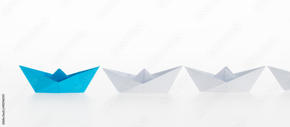 蓝色折纸船是领导者