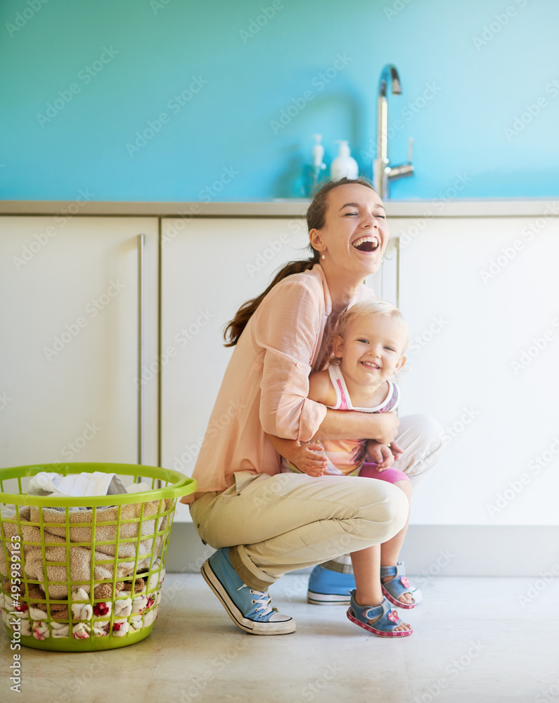 她是妈妈们最大的小快乐。一对母女在做家务时玩得很开心的照片。