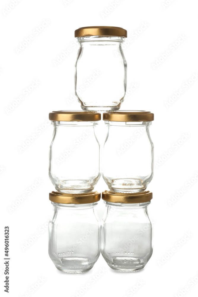 白色背景上的玻璃罐堆叠