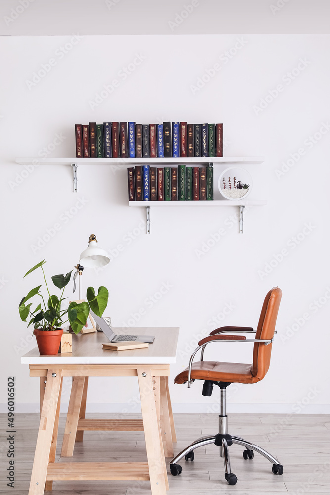 房间内部挂在墙上的桌子和书架上的书