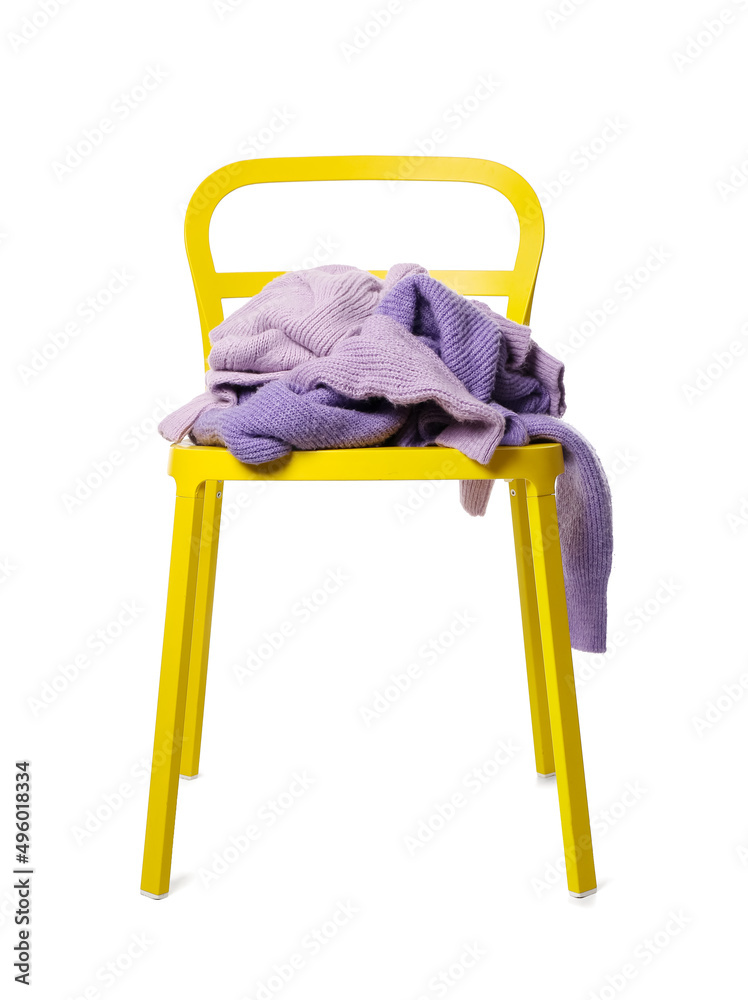 白色背景下，黄色椅子上的淡紫色毛衣