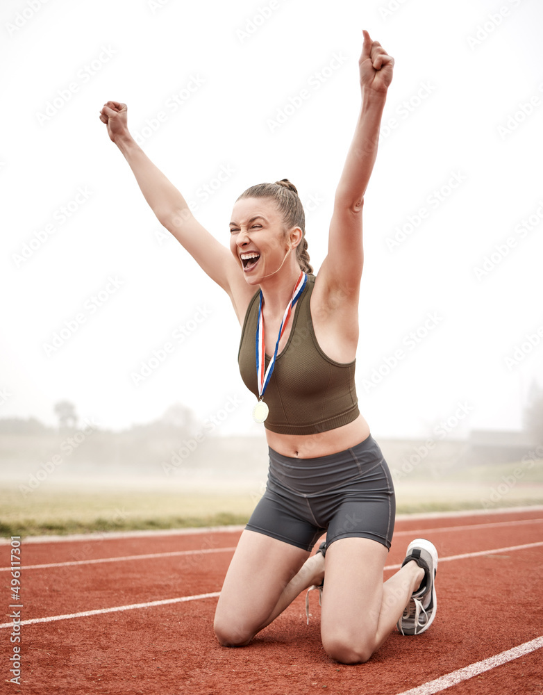 正确的态度会让你走得更远。一位年轻女运动员庆祝跑步的镜头。
