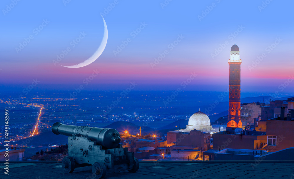 带大炮的斋月卡累姆概念-日落时的新月，马尔丁老城的迷人景色