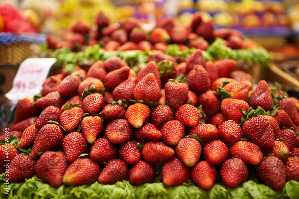 多汁的草莓。在食品市场上展示美味的红草莓。
