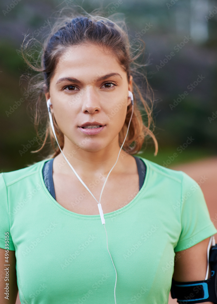 等不及要上路了。一张年轻女子在跑步时听音乐的照片。