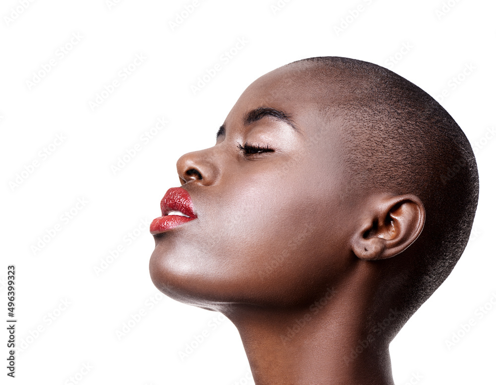 化妆是自信直接作用在脸上。一个美丽的年轻非洲女人的工作室镜头