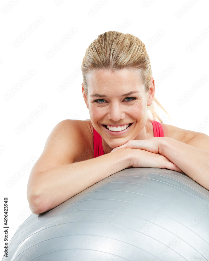 再爱自己一点。一个年轻女人靠在健身球上的工作室镜头。