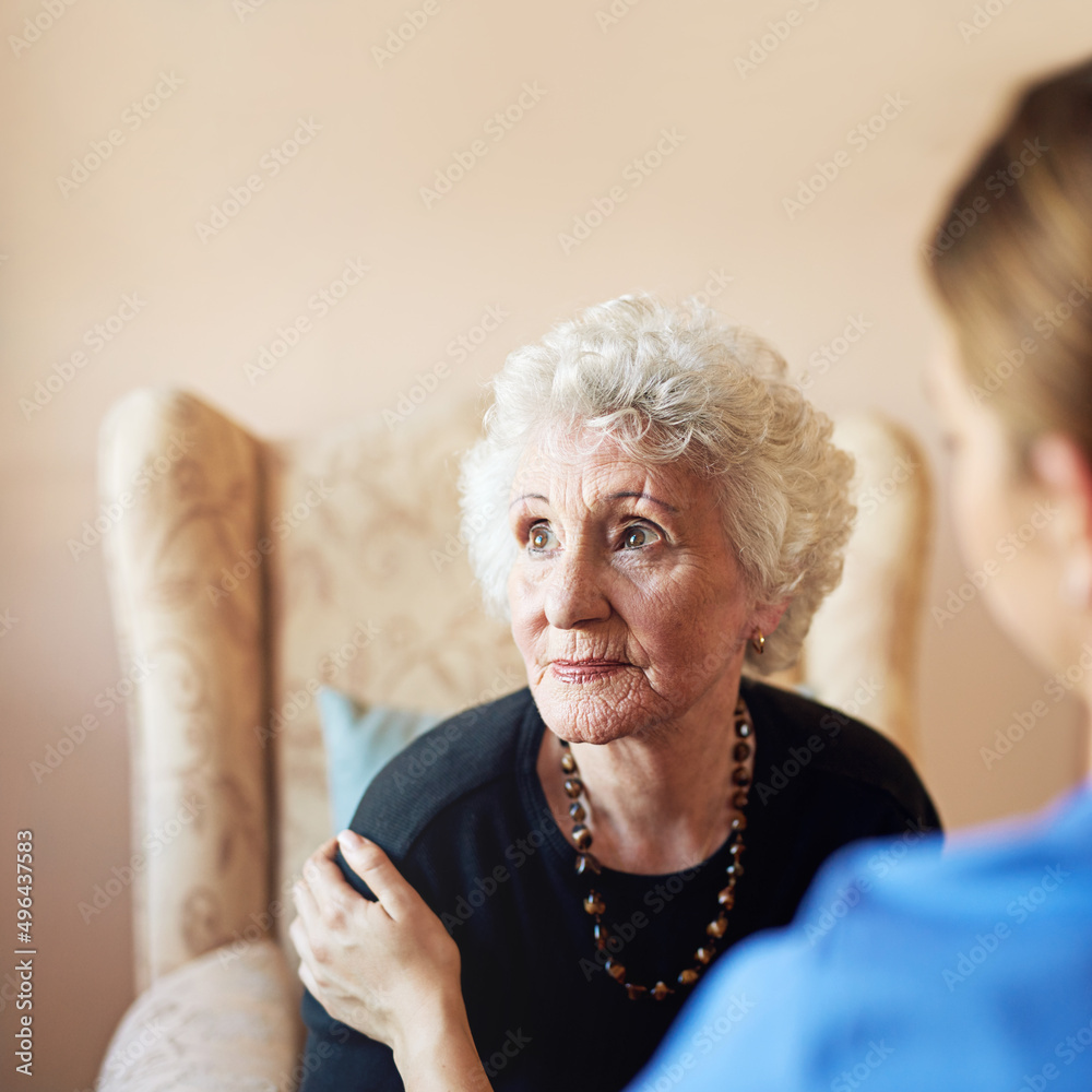 对过去的回忆。一名护士在疗养院照顾一名老年妇女的镜头。