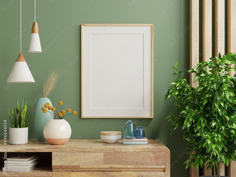 实体相框绿色墙壁安装在木制橱柜上。