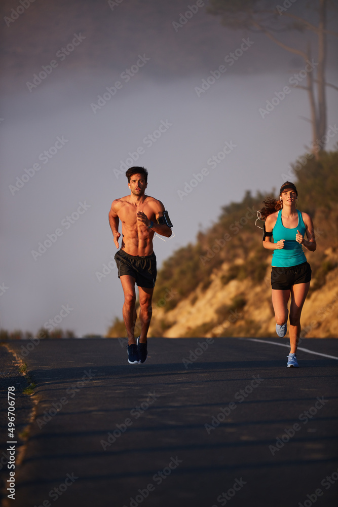 少担心，多跑步。一对运动型年轻夫妇早上出去跑步的照片。