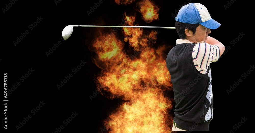 亚洲男高尔夫球手在黑色背景下挥杆对抗火焰效果