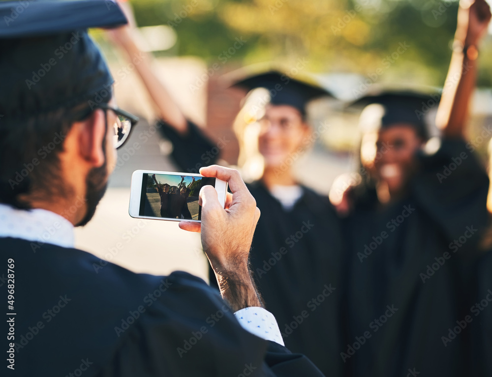大日子的回忆。一群学生在毕业典礼上用手机拍照的照片