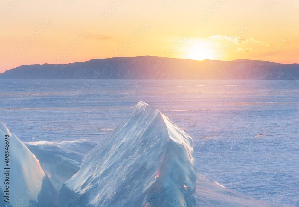 西伯利亚贝加尔湖在阳光下闪闪发光的冰丘和山脉的冬季景观