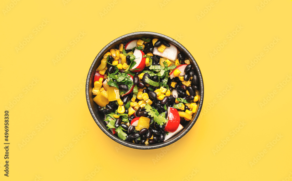 一碗美味的墨西哥蔬菜沙拉，黄底萝卜黑豆