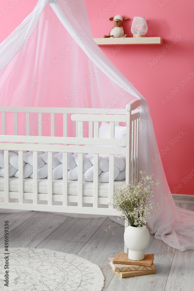 浅色儿童房内部的时尚白色婴儿床