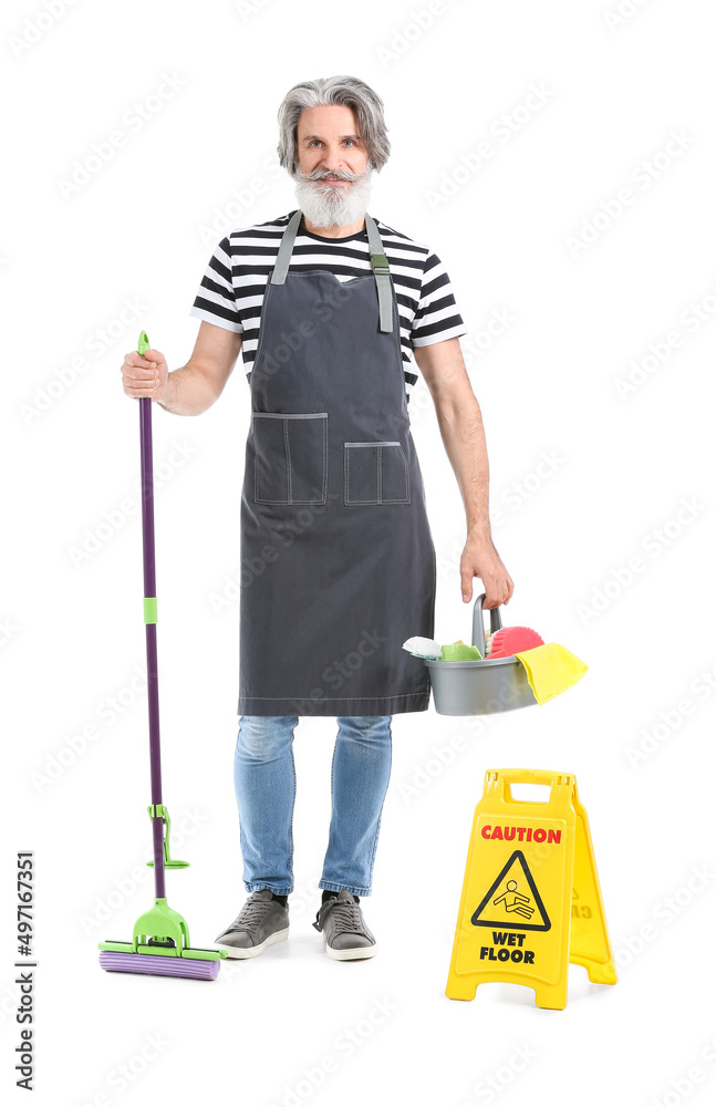白底带用品和警示标志的清洁服务工人