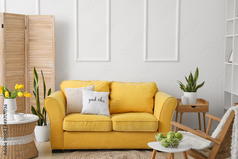 带黄色沙发和桌子的现代客厅内部