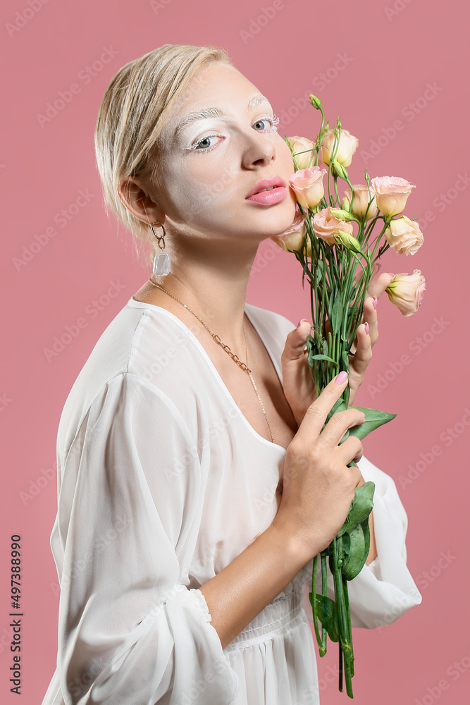 美丽的年轻女子，化妆富有创意，背景为桔梗花
