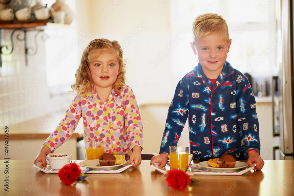 准备好了。两个可爱的小兄弟姐妹在se上准备早餐的肖像