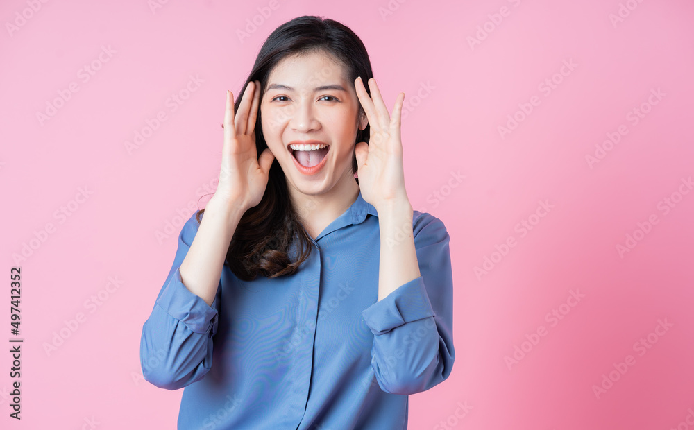 粉色背景下的年轻亚洲商业女性肖像