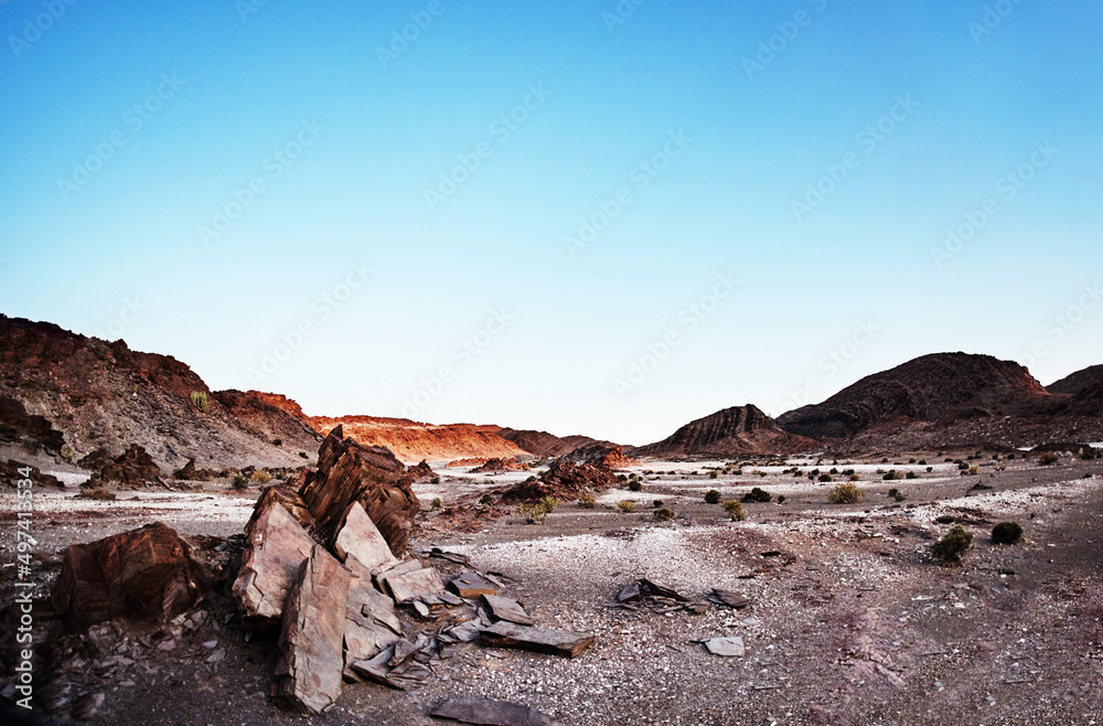 这是一片广阔而贫瘠的景观。拍摄的是崎岖的沙漠地形。