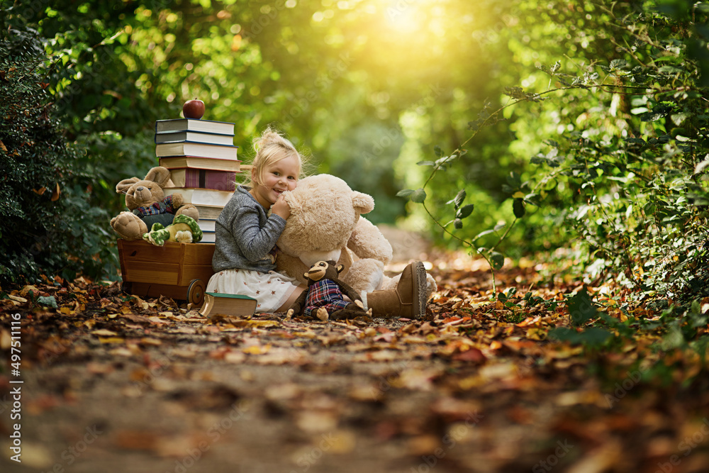 让他们更自由地思考。一个小女孩在树林里读玩具的镜头。